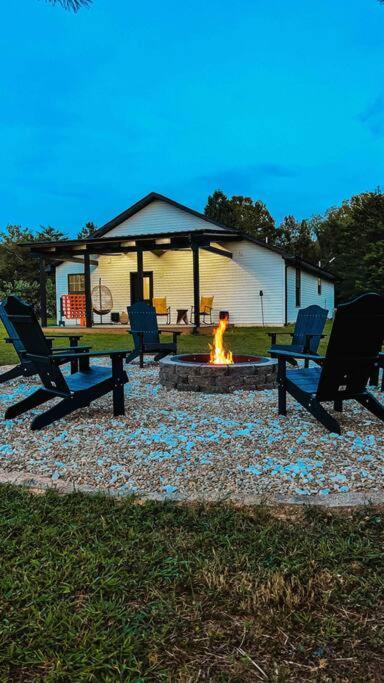 Southern Charm 3br Fire Pit Pool Table 7beds Hébergement de vacances *
